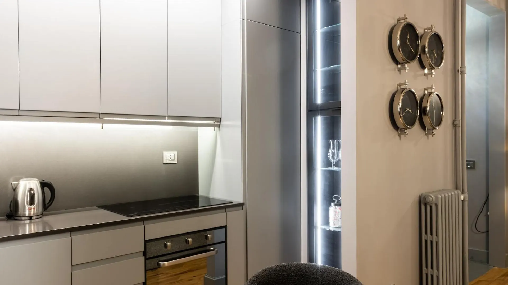 Rome Bridge Apartment 0*,