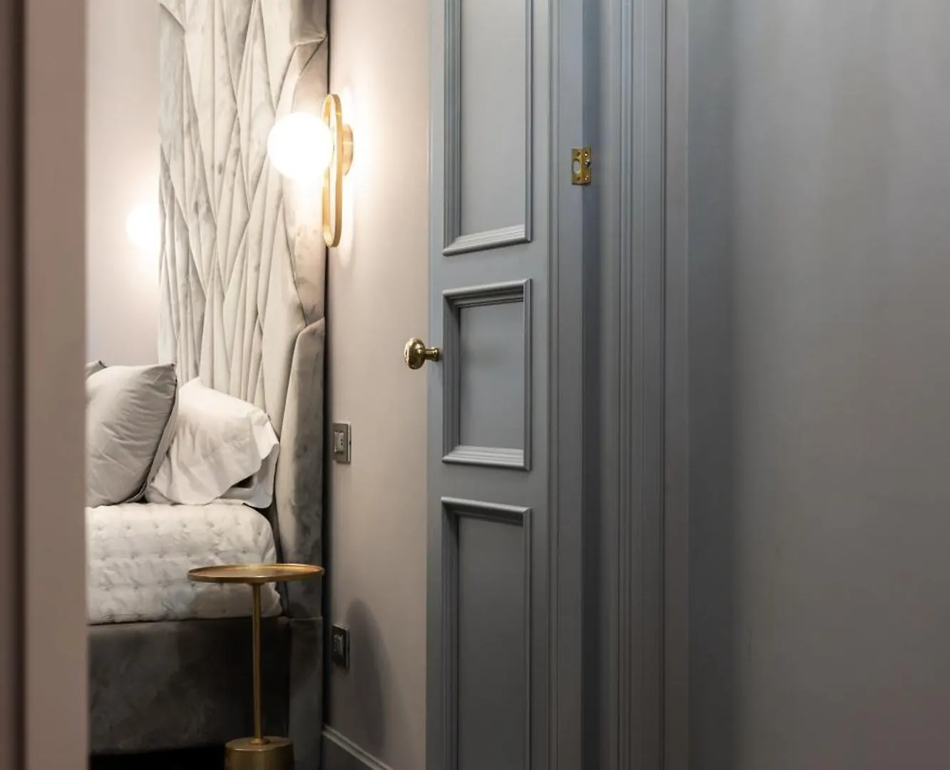 Rome Bridge Apartment 0*,